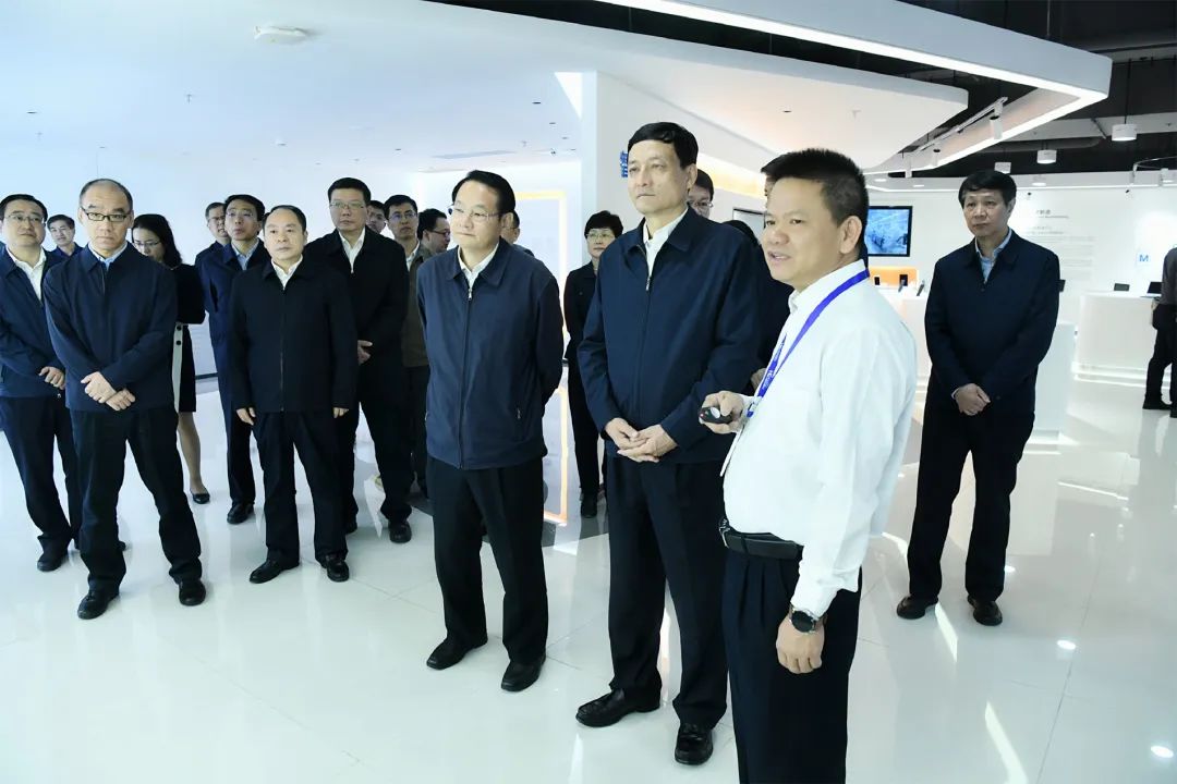 国家工業情報化部の肖亜慶部長一行が視察のためHuaqin Technologyに来社